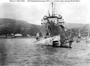 una cartolina che riporta il sottomarino USS Bushnell (AS-2) impegnato durante la Prima guerra mondiale
