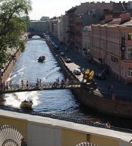 Il canale Griboedov (all'epoca canale Caterina) su cui passa la Prospettiva Nevskij.